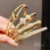 Pulsera de Broche de Hoja con Circonita Galvanizada en Oro Real de 18 Quilates, Moderna y Versátil para el Trayecto Diario, Joyería de Lujo Ligero de Alta Gama para Mujeres