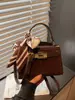Bolso Pequeño Vintage Otoño 2025 Nuevo Moda para Mujer Bolso Cruzado Versátil Bolso de Mano Vintage Tipo Kelly
