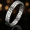 Anillo sencillo de moda transfronteriza europea y americana para mujer, de nicho, de alta gama, ligero, de lujo, personalizado, de moda, de acero de titanio, estilo Ins.