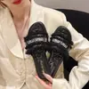 Sandalias de Tanga Planas con Pedrería para el Verano 2026 Chanclas Francesas para Playa al Aire Libre Estilo Pequeño Aroma Nuevas Versátiles para Mujer