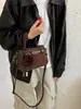 Bolso de mano con acabado mate retro, nueva colección otoño/invierno 2026, bolso cruzado versátil para mujer, bolso tote moderno y popular, bolso de mano pequeño