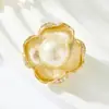 Elegante Broche Flor de Pérola Antiga Liga de Cobre Zircônia Microcravejada Broche Galvanizado a Ouro Real Novo Exquisito Corsage Feminino