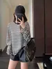 Estilo casual, blusa base listrada com ombros caídos, top T-shirt soltinho e afina a silhueta de manga comprida para mulheres, novo modelo outono e inverno H081708