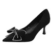 Tacones Altos de Aguja Negros con Moño de Pedrería para Mujer 2026 Nuevo Estilo Punta Fina Escote Bajo Moda Versátil Mocasines sin Cordones