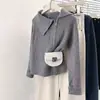 Cardigan de Tricô com Gola Irregular Cruzada, Zíper Duplo, Design Sense, Suéter Jaqueta de Nicho Feminino Outono Inverno 2026