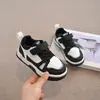 Tênis Baixo Infantil 2026 Primavera e Outono Novos Sapatos Pretos e Brancos para Meninos Tênis Esportivos Casuais para Meninas Estilo Coreano Sapatos Brancos para Bebê
