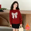 Suéter Rojo para Niña con Lazo, Nuevo Estilo Otoño/Invierno 2025, Top de Punto para Niños Mayores, Falda Forrada de Felpa, Dulce Conjunto de Dos Piezas