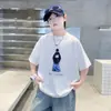 2026 Verão Novo Estilo Camiseta Infantil Moda Americana Estampa Cartoon Manga Curta Casual para Meninos Gola Redonda Confortável