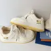 2026 Novos Sapatos Brancos de Solado Grosso para Primavera e Outono Estilo Coreano Versátil Casual Sapatos de Lona com Cadarço Leve para Estudantes Sapatos de Pão