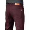 Pantalones casuales de alta gama para hombre, corte recto ajustado, primavera y otoño 2026, pantalones de vestir burdeos, versátiles y modernos
