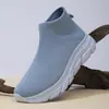 Nuevos zapatos de hombre para verano, zapatillas slip-on de punto fly transpirables, zapatos calcetín negros ligeros, zapatillas de correr de malla casual para hombre