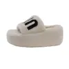 Pantuflas cómodas, de felpa y con suela gruesa para mujer, perfectas para usar en otoño e invierno, con un nuevo diseño de patrones de letras y un estilo versátil para 2026