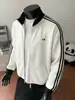 Chamarra a rayas de bloques de color estilo universitario americano con cuello alto para hombre, nueva colección otoño 2026, prenda exterior de moda de corte holgado con cierre de cremallera