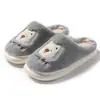 Pantufas de algodão fofas, novos estilos outono/inverno para mulheres, com estampas de desenhos animados, quentes e forradas com fleece para uso interno, com solas antiderrapantes e solados grossos, também disponíveis para homens