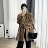 2026 Nuevo Modelo de Gama Alta Elegante Visón Doble Color Visón Dorado Cuello Alto Abrigo de Piel Sintética de Visón para Mujer de Longitud Media Engrosado