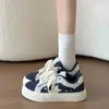 Zapatos de lona retro de suela gruesa para mujer, nueva colección de otoño 2026, diseño de nicho con estampados de estrellas, versátiles y adecuados para estudiantes, mocasines