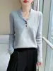 Colección de otoño e invierno: Suéter 100% lana pura con cuello verde, diseño nuevo con un pequeño patrón de trenzado, suéter versátil y elegante como capa base para mujer