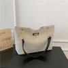Bolso de gran capacidad, novedad de 2024, para mujer, moderno, estilo retro, con cadena, portátil, de hombro, informal, tipo tote.