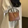 Bolso tejido de moda, nuevo estilo, para mujer, versátil para otoño, bolso pequeño cuadrado cruzado, de un solo hombro, para ir al trabajo, diario, 2026, exquisito coreano