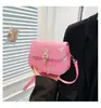 Bolsa Pequena Quadrada de Mão com Pérolas Casual e Fashion para Mulheres 2025 Verão Moderna Nova Corrente de Renda Ombro Único Transversal Bolsa Pequena Quadrada