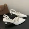 Sandalias versátiles de tacón bajo y punta con tira trasera, un diseño hermoso y moderno de estilo francés, y un look sexy de punta cerrada, perfectas para el verano de 2026