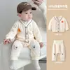 Macacão de Bebê Outono Novo Estilo Moda para Menino Fato Dividido Elegante de Três Peças Roupas de Menino Roupas Casuais para Passeio Primavera e Outono Tendência