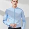 Camisa retro estilo americano con cuello mao para hombre, de corte slim, manga larga, un sutil diseño de botones y tejido ligero y transpirable, lo que la hace adecuada para un estilo business casual y versátil.