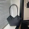 Bolso de mano texturizado de alta calidad al por mayor para mujer, nuevo estilo de verano 2026, bolso de hombro a cuadros de lujo ligero, bolso de axila para el día a día