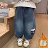 Calça Jeans Forrada com Pelúcia de Urso Xadrez Estilo Coreano para Meninas Outono/Inverno 2026 Nova Moda Infantil Calça Longa Grossa para Menininha