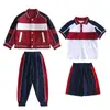 Roupas de Jardim de Infância Terno de Verão Vermelho Uniforme de Escola Primária Roupas de Classe Infantil Roupa Esportiva Conjunto de Quatro Peças de Manga Curta Primavera e Verão