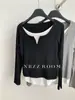 Outono e Inverno 2024/Gola V com Fio Cor Combinando Falso Duas Peças Camisa Base Feminina Estilo Coreano Casual Contraste Elástico Manga Longa Camiseta Tendência