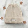 Gorro de Invierno para Mujer con Parche Vo Esquina Pequeña Gorro Tejido Otoño e Invierno 2025 Cálido y Versátil Simple Adulto Gorro de Lana