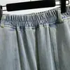 Foto real de jeans harem para mujer 2026, estilo zanahoria, adelgazantes, talla grande, corte holgado, corte recto de otoño, azul claro, pantalones dad cropped