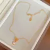 Collar de Flor de Trébol con Chapado Galvánico de Oro Real de 18 Quilates y Nácar, Cadena para Clavícula de Lujo Ligero y Nicho de Gama Alta, Exquisita Joyería para el Cuello para Mujeres