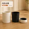 Cubo de basura con veta de madera, apto para uso doméstico en salas de estar y dormitorios, sin tapa, forma cilíndrica, con ruedas para facilitar el movimiento, gran capacidad y se puede usar como papelera de cocina.
