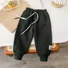 Macacão Infantil 2026 Primavera/Outono Novo Estilo Meninos e Meninas Bolsos Camuflado Calça Reta Bebês Solto Casual Calça Longa
