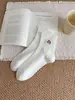 Meias de Algodão Outono e Inverno para Mulheres, Meias de Cano Médio, Meias com Renda Bordada de Desenho Animado, Padrão de Gato Fofo, Meias Esportivas Cinzas para Mulheres