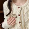 Lindo broche de cordero de tela de dibujos animados para mujer, nuevo diseño 2026, divertido pin para suéter, sujetador decorativo