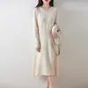 Nuevo vestido de punto para otoño e invierno 100% lana, cuello redondo, manga larga, entallado en la cintura, vestido suéter largo y versátil de moda para mujer