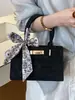 Shuai Mijia 2026 Verão Nova Bolsa de Mão de Luxo Elegante Bolsa Quadrada Pequena Feminina Casual para o Dia a Dia Bolsa de Ombro Transversal