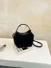 A mais recente bolsa de mão retrô, moderna e estilosa para mulheres, é um item quente no mercado internacional.. É uma bolsa tipo balde de grande capacidade que pode ser carregada como bolsa de ombro ou bolsa transversal, e é versátil o suficiente para combinar com qualquer roupa.