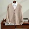 La nueva colección de otoño e invierno de Bai Cai Rong: suéter de cachemira para hombre con cuello en V, corte holgado, estilo business-casual y cárdigan de punto