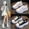 Zapatos de lona para mujer 2026 verano nuevo estilo zapatos que aumentan la altura punta redonda con cordones suela gruesa casual zapatillas blancas zapatos individuales para mujer