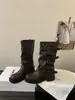 Botas Castanhas Melard de Cano Médio com Sola Grossa para Mulheres, Novo Estilo Outono e Inverno 2025, Adequadas para Combinar com Saias, Botas de Equitação Pretas Emagrecedoras
