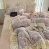 Juego de Cama de Cuatro Piezas de Encaje de Terciopelo de Leche Estilo Coreano, Funda de Edredón Gruesa Cálida de Franela de Coral para Otoño e Invierno, Juego de Sábanas de Tres Piezas