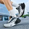 Zapatillas nuevas para correr, estilo botón, para adolescentes y estudiantes, adecuadas para los exámenes de ingreso a la escuela secundaria, con placa de fibra de carbono, para otoño, antideslizantes y resistentes al desgaste, estilo hombre