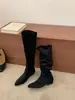 Botas elegantes y sencillas de punta hasta la rodilla con tacón cuadrado de ante para otoño e invierno, que ofrecen una sensación relajada y son adecuadas para ir al trabajo si se combinan con una falda.