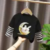 Camiseta de Manga Larga de Algodón Puro con Estampado de Dibujos Animados para Niñas, Estilo Nuevo de Primavera y Otoño 2026, Top de Rayas Falso de Dos Piezas T
