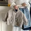 Chaqueta Infantil Bangcheng 2026 Otoño Nuevo Estilo Top con Doble Bolsillo para Niños Ropa de Primavera para Bebés Moda Infantil Huzhou Zhili