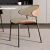 Silla de comedor estilo wabi-sabi de lujo ligero con tapicería de cuero, silla de café moderna de madera curva de diseñador, silla de estudio para el hogar de madera maciza